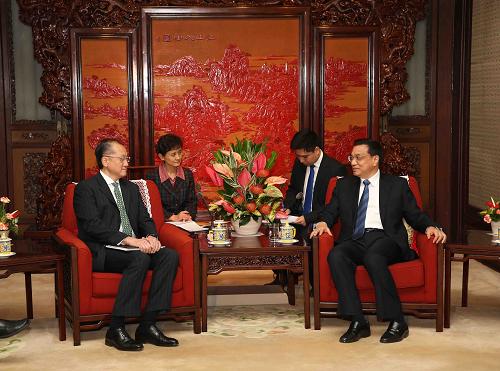 李克强会见世界银行行长金墉 11月28日,中国国务院副总理李克强在北京中南海紫光阁会见世界银行行长金墉。 新华社记者刘卫兵摄