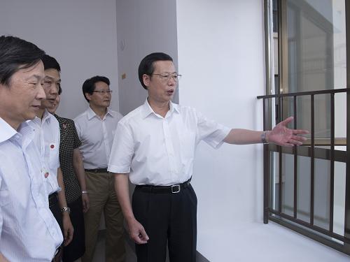 7月20日至21日,中共中央政治局常委、国务院副总理张高丽在贵州调研。这是7月20日张高丽在贵阳市考察彭家湾大型城中村棚户区改造项目。新华社记者 王晔 摄