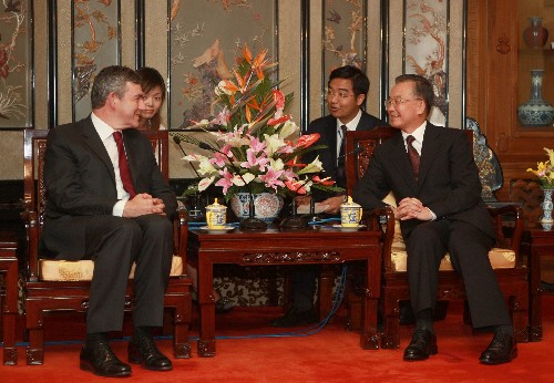 8月22日,中国国务院总理温家宝在钓鱼台国宾馆会见前来出席北京奥运会闭幕式的英国首相布朗。 新华社记者鞠鹏摄