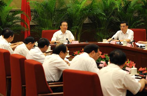 8月20日,国务院总理、国务院西部地区开发领导小组组长温家宝在北京主持召开领导小组会议,讨论并原则通过《关于应对国际金融危机保持西部地区经济平稳较快发展的意见》。 国务院副总理、国务院西部地区开发领导小组副组长李克强出席会议。新华社记者 刘建生 摄