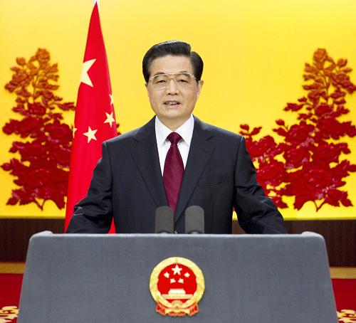 新年前夕,国家主席胡锦涛通过中国国际广播电台、中央人民广播电台、中央电视台,发表题为《共同增进各国人民福祉》的新年贺词。新华社记者 兰红光 摄