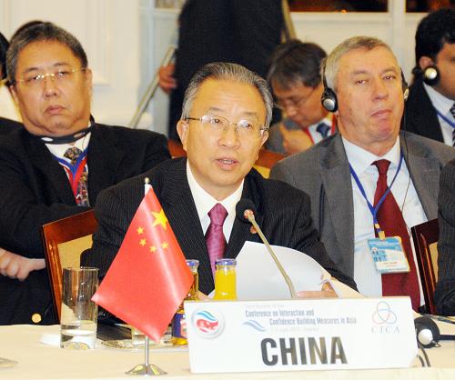 6月8日,中国国家主席胡锦涛的特别代表、国务委员戴秉国(前)出席亚洲相互协作与信任措施会议(亚信论坛)成员国元首和政府首脑会议并发表讲话。当天,亚洲相互协作与信任措施会议(亚信论坛)第三次成员国元首和政府首脑会议在土耳其伊斯坦布尔举行。新华社记者 陈铭 摄