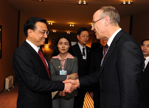 1月28日,中国国务院副总理李克强在瑞士达沃斯会见世界知识产权组织总干事弗朗西斯·高锐。 新华社记者谢环驰摄