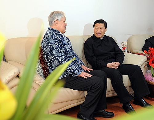 1月26日,中共中央政治局常委、中央书记处书记、国家副主席习近平分别来到中国工程院院士王忠诚,中国科学院院士孙家栋、李振声家中,代表胡锦涛总书记和党中央亲切看望这三位为新中国科技事业作出突出贡献的著名科学家,向他们致以诚挚的问候和新春的祝福,听取他们对深入实施人才强国战略的意见和建议。这是在新中国培养的第一代神经外科专家王忠诚院士家中,习近平亲切询问他的生活和身体情况。新华社记者 李涛 摄