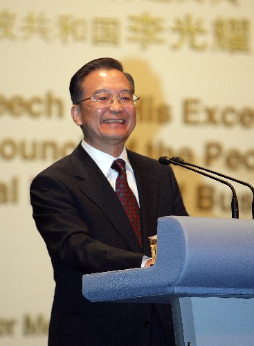 11月19日,国务院总理温家宝在新加坡国立大学发表演讲。