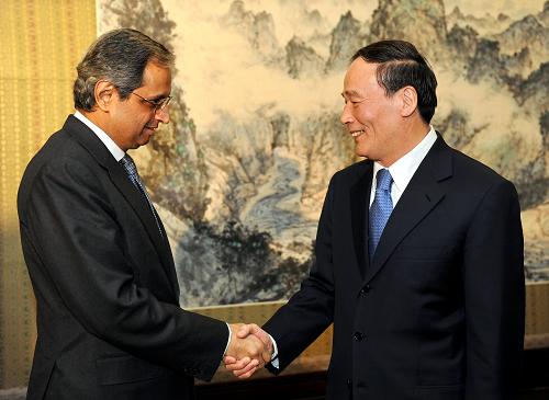 2月5日,中国国务院副总理王岐山在北京中南海会见花旗集团首席执行官维克拉姆·潘迪特。新华社记者 谢环驰 摄