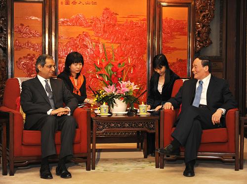 2月5日,中国国务院副总理王岐山在北京中南海会见花旗集团首席执行官维克拉姆·潘迪特。新华社记者 谢环驰 摄
