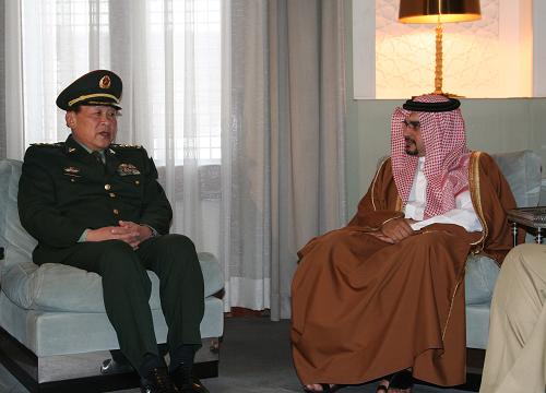 11月13日,在巴林首都麦纳麦,巴林代理国王、王储兼武装部队副统帅萨勒曼·本·哈马德·阿勒哈利法(右)会见来访的中国国务委员兼国防部长梁光烈上将。新华社记者李震摄