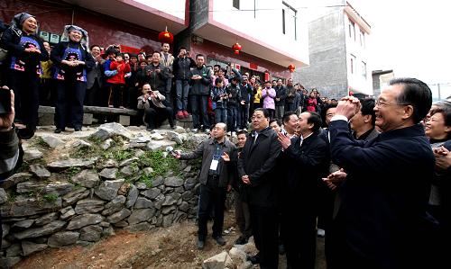 2月12日至14日,新春佳节到来之际,中共中央政治局常委、国务院总理温家宝来到广西壮族自治区河池、百色等地,看望慰问各族群众,共迎虎年春节。这是2月12日,温家宝来到位于大山深处的东兰县三石镇巴造村,向村民致以节日的问候。新华社记者 姚大伟 摄