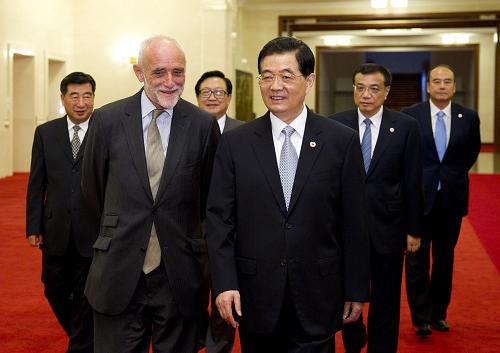 8月26日,第43届南丁格尔奖章颁奖大会在人民大会堂举行,党和国家领导人胡锦涛、李克强等出席大会。这是胡锦涛等与红十字国际委员会主席克伦贝格尔共同步入会场。 新华社记者黄敬文摄