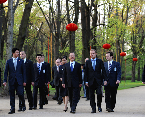 4月25日,正在波兰进行正式访问的中国国务院总理温家宝在波兰总理图斯克的陪同下,来到位于华沙市中心的瓦津基公园散步参观。 新华社记者饶爱民 摄