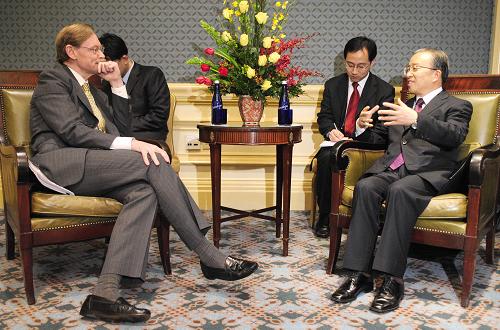 12月11日,正在美国进行工作访问的中国国务委员戴秉国(前右)在华盛顿会见世界银行行长佐利克(前左)。应美国政府邀请,戴秉国于10日抵达纽约,开始对美国进行工作访问并出席第六次中美战略对话。新华社记者 张岩 摄