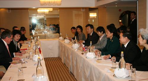 11月17日,中国国务委员刘延东(前右三)与英国创新、大学和技能大臣德纳姆(左一)举行会谈。双方就加强教育、科技领域的合作深入交换意见,达成广泛共识。新华社记者 谢秀栋 摄