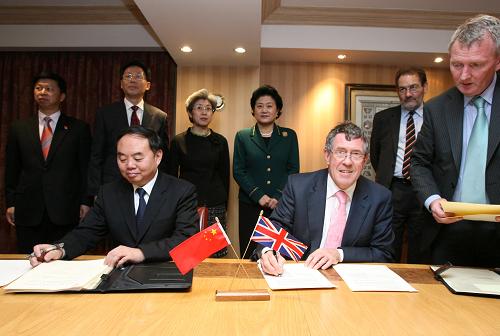11月17日,中国教育部部长周济(前左)在英国首都伦敦与英国创新、大学和技能大臣德纳姆(前左二)签署关于进一步推动教育交流与合作的联合声明,中国国务委员刘延东(后左四)出席签字仪式。新华社记者 谢秀栋 摄