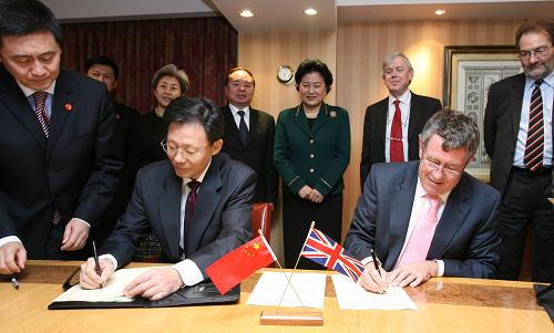 11月17日,中国科技部副部长李学勇(前左二)在英国首都伦敦与英国创新、大学和技能大臣德纳姆(前左三)签署关于科学和创新联合声明,中国国务委员刘延东(后右三)出席签字仪式。 新华社记者 谢秀栋 摄