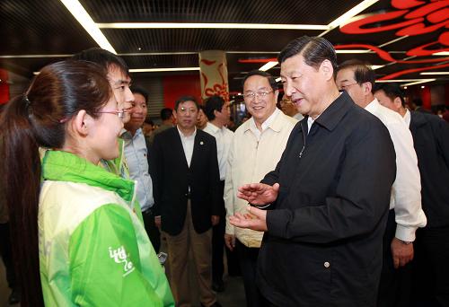 这是9月26日,习近平在世博园中国馆内设立的志愿者服务站,亲切看望参与志愿服务人员。新华社记者刘卫兵摄