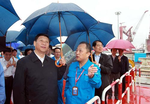 这是9月26日,习近平考察中船江南长兴造船基地,听取船舶设计生产和自主研发等情况介绍。新华社记者刘卫兵摄