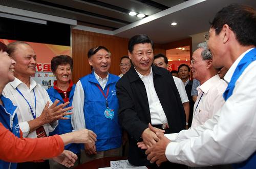 这是9月26日,习近平来到卢湾区五里桥社区,了解基层党建工作和党员参加世博会志愿服务情况。新华社记者刘卫兵摄