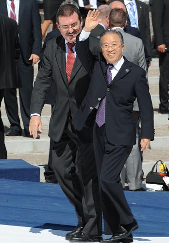 7月9日,八国集团同发展中国家对话会议在意大利拉奎拉举行,代表国家主席胡锦涛出席八国集团同发展中国家领导人对话会议的国务委员戴秉国出席会议。这是戴秉国抵达会场。 新华社记者黄敬文摄