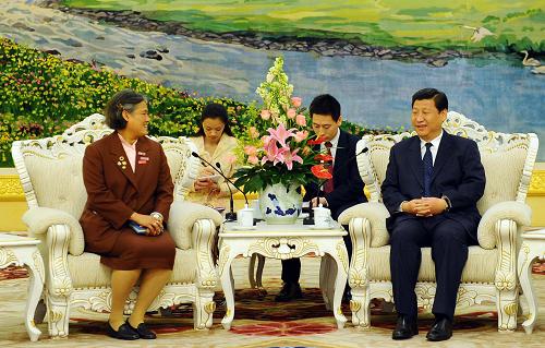 4月8日,国家副主席习近平在北京人民大会堂会见来访的泰国公主诗琳通。 新华社记者 李涛 摄