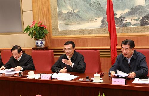 12月1日,中共中央政治局常委、国务院副总理、国务院南水北调工程建设委员会主任李克强在北京主持召开国务院南水北调工程建委会第四次全体会议并讲话。 新华社记者 庞兴雷摄