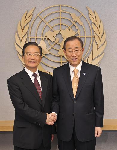 9月22日,国务院总理温家宝在纽约联合国总部会见联合国秘书长潘基文。新华社记者 黄敬文 摄