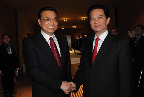 1月28日,中国国务院副总理李克强在瑞士达沃斯会见越南总理阮晋勇。 新华社记者樊如钧摄