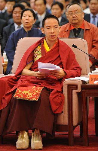 3月27日,纪念西藏百万农奴解放50周年座谈会在北京人民大会堂举行。这是第十一世班禅额尔德尼·确吉杰布在座谈会上发言。新华社记者 李学仁 摄