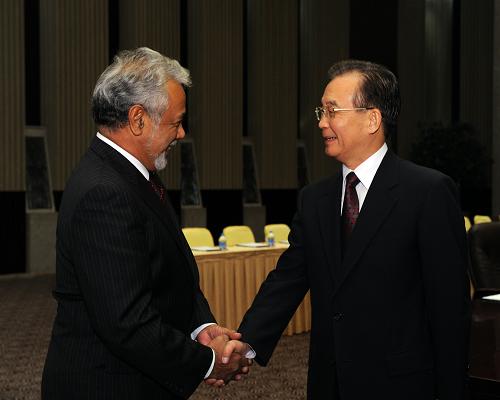 10月31日,中共中央政治局常委、国务院总理温家宝在上海会见来华出席上海世博会高峰论坛开幕式和世博会闭幕式的东帝汶总理夏纳纳。新华社记者 饶爱民 摄