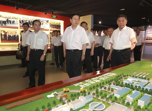 8月18日至19日,中共中央政治局委员、国务院副总理张德江在北京调研部分中央企业安全生产工作。这是张德江在中国有色矿业集团听取企业情况介绍。新华社记者 谢环驰 摄