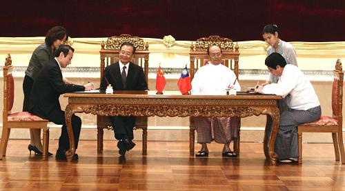 6月3日,中国国务院总理温家宝在内比都与缅甸总理登盛举行会谈。会谈后双方共同出席双边合作文件签署仪式。新华社记者 姚大伟 摄