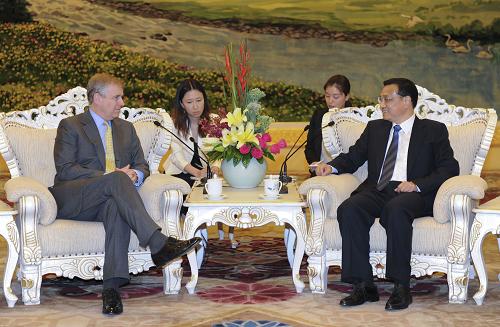 5月17日,中国国务院副总理李克强在北京人民大会堂会见英国安德鲁王子。新华社记者 马占成 摄