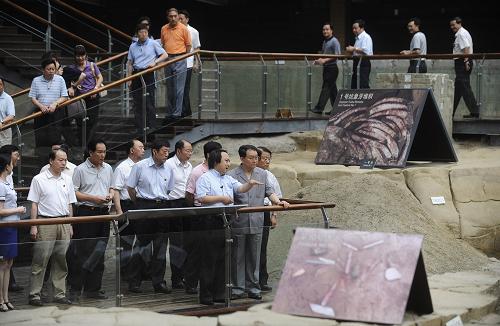 6月23日至28日,中共中央政治局常委李长春在四川考察工作。这是6月24日,李长春在金沙遗址博物馆考察文化遗址和文物保护情况。 新华社记者 江宏景 摄