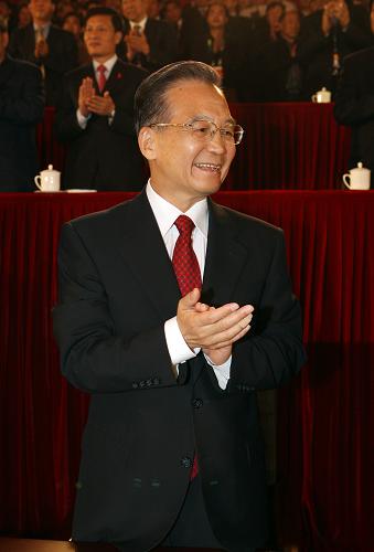 10月28日,中华人民共和国第十一届运动会闭幕式在济南举行。中共中央政治局常委、国务院总理温家宝出席闭幕式。新华社记者 姚大伟 摄