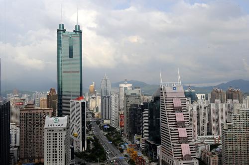 地王大厦(图中最高建筑)是深圳目前的地标(8月17日摄)。 即将迎来30周岁的深圳经济特区无论在经济发展、社会改革、百姓生活等方面都取得了令人瞩目的成就。深圳城市建筑作为展示城市形象的名片之一,在这30年中实现了大跨越。1982年开建的“神州第一高楼”深圳国贸大厦创下了“三天建一层楼”的奇迹,从此“深圳速度”传遍神州大地。1996年,高达383.95米的地王大厦落成后,成为深圳的新地标。进入新世纪后,经历过“速度”和“高度”的深圳建筑人创新观念,开始向绿色建筑、低碳建筑转身。深圳市已经明确提出要将深圳建成“绿色建筑之都、低碳生态城市”。2009年,号称“有生命、会呼吸的房子”的深圳建科大楼建成投入使用,让“绿色建筑之都”有了最好的注脚。太阳能、风力发电机、光导管等40多项绿色技术的运用,让建科大楼成了一座智能低碳大楼。据了解,该大楼与当地同类建筑平均水平比较,年单位建筑面积空调能耗低50%、照明能耗低71%、总能耗低59%。目前,深圳市已成为国家首批可再生能源建筑应用示范城市,在绿色建筑、生态城市建设中继续发挥着典范作用。新华社记者 卢汉欣 摄