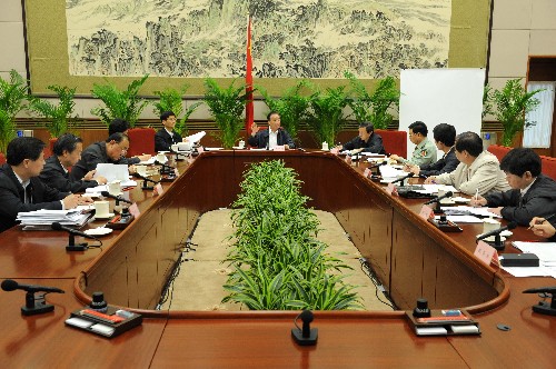 5月19日下午,中共中央政治局常委、国务院总理、国务院抗震救灾总指挥部总指挥温家宝主持召开总指挥部第10次会议。新华社记者 刘建生 摄