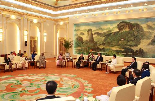 5月20日,中共中央政治局常委、国家副主席习近平在北京人民大会堂会见来华出席2010年北京全球妇女峰会的外国女政要。新华社记者 庞兴雷 摄