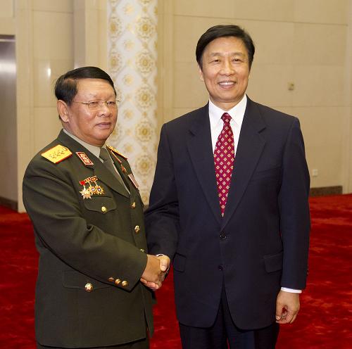 7月2日,中国国家副主席李源潮在北京会见老挝政府副总理兼国防部长当斋·皮芝。 新华社记者黄敬文摄