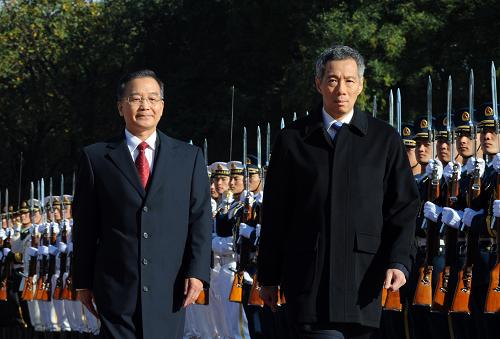 10月23日,中国国务院总理温家宝在北京人民大会堂东门外广场举行仪式,欢迎前来出席第七届亚欧首脑会议并对中国进行正式访问的新加坡总理李显龙。 新华社记者 高洁 摄