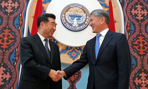 9月10日,中国国务院副总理回良玉在吉尔吉斯共和国首都比什凯克会见吉总统阿尔马兹别克·阿坦巴耶夫。新华社关建武摄