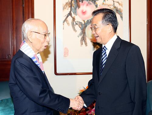 8月6日,中共中央政治局常委、国务院总理温家宝在中央文史研究馆亲切会见来自香港的馆员、著名学者饶宗颐先生。