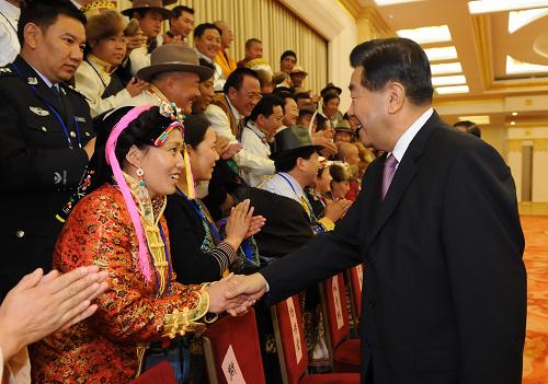 11月11日,中共中央政治局常委、全国政协主席贾庆林在北京人民大会堂会见全国少数民族参观团。新华社记者 李学仁 摄