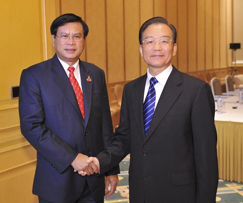 10月28日,中国国务院总理温家宝在越南首都河内会见老挝总理波松。新华社记者 黄敬文 摄