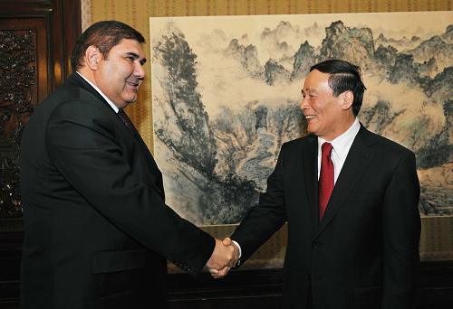 12月4日,中国国务院副总理王岐山在北京中南海会见乌兹别克斯坦副总理兼对外经济关系、投资和贸易部长加尼耶夫。 新华社记者 饶爱民 摄