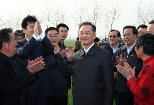 4月5日至6日,中共中央政治局常委、国务院总理温家宝在河北考察农业和春耕生产。这是4月5日,温家宝在邢台市任县大屯村麦田考察时,与农民和乡村干部亲切交谈。 新华社记者刘卫兵摄