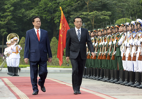 10月13日,国务院总理李克强在河内越南总理府同越南总理阮晋勇举行会谈。这是会谈前,李克强出席阮晋勇在越南主席府广场为他举行的隆重的欢迎仪式。新华社记者 刘建生 摄