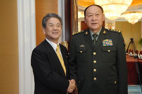 6月4日,正在新加坡出席香格里拉对话会的中国国务委员兼国防部长梁光烈(右)会见日本防卫大臣北泽俊美。新华社发(邓智炜摄)