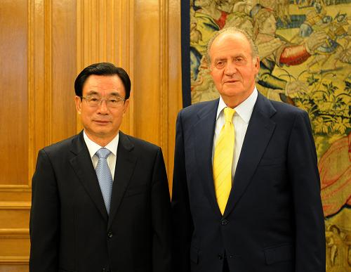 当地时间6月15日,中共中央政治局常委、中央纪委书记贺国强在马德里会见西班牙国王胡安·卡洛斯一世。 新华社记者 刘建生摄