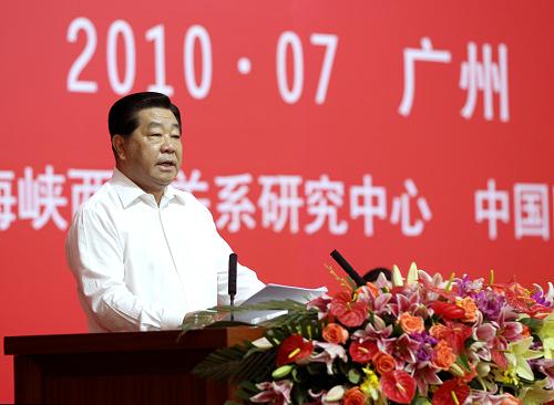 7月10日,第六届两岸经贸文化论坛在广州开幕。中共中央政治局常委、全国政协主席贾庆林出席开幕式并致辞。新华社记者 马占成 摄