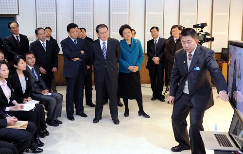 12月17日,中共中央政治局常委李长春来到中国传媒大学,就加强国际传播后备人才培养工作进行调研。中共中央政治局委员、书记处书记、中宣部部长刘云山,中共中央政治局委员、国务委员刘延东一同调研。这是李长春等领导同志观摩3G视频新闻现场报道课程教学。新华社记者 张铎 摄